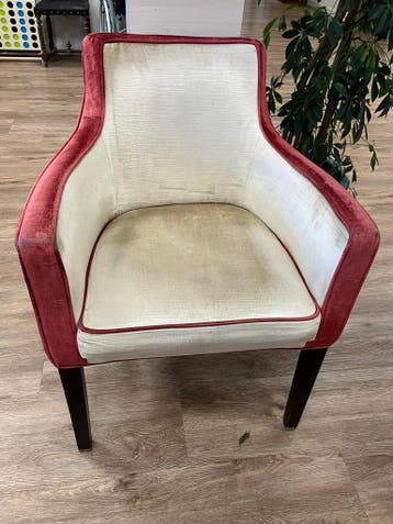 Gratis: Creme rode stoelen merk Satelliet 15 stuks