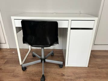Gratis wit klein Ikea bureau met stoel.