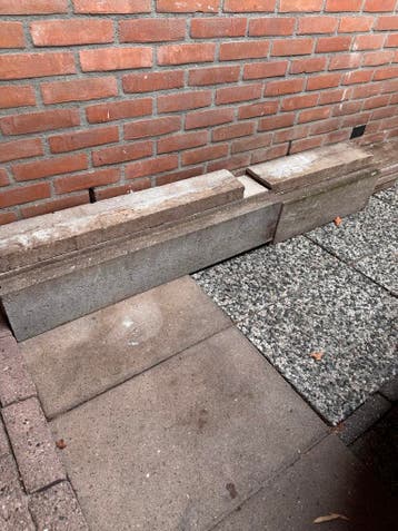 Diverse bestrating: klinkers, tegels en opsluitbanden