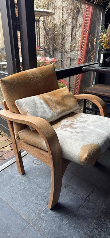 Houten stoel met koeien bekleding