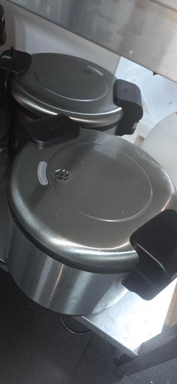 2 defecte rijstkokers - voor onderdelen of oud ijzer