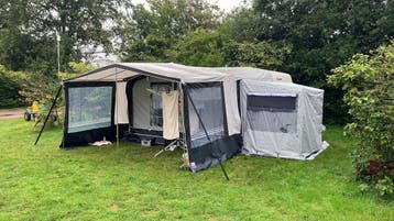 Sfeervolle, unieke Hehn caravan met voortent luifel en erker