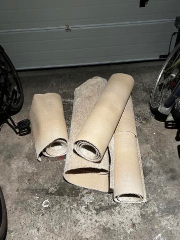 Gratis af te halen: Overgebleven stukken tapijt