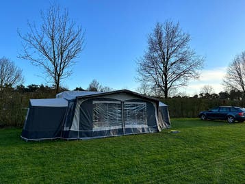 Caravan Knaud Sudwind 485 restyle met voortent 2x zijtent