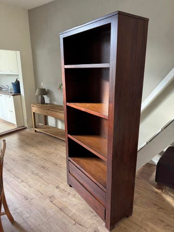 Houten kast met planken en lades