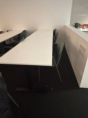 Gratis Bureau stoelen en tafels kantoor inrichting MOET WEG