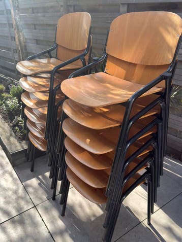 Gratis 12 vintage schoolstoeltjes