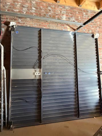 Losse ijzeren garagedeur