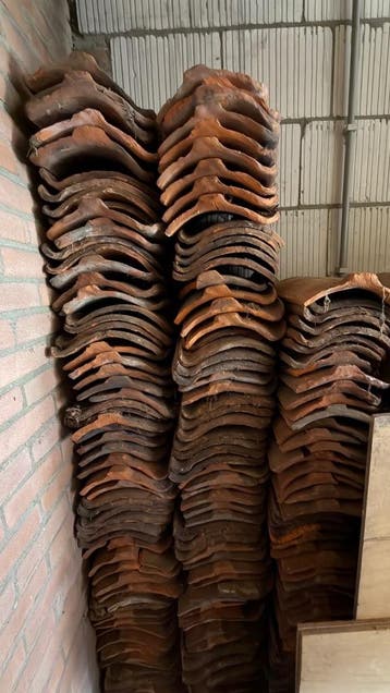 Antieke dakpannen, ijsselsteentjes en plavuizen.