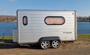 Knaus Tabbert YAT caravan trailer zilver tandemasser