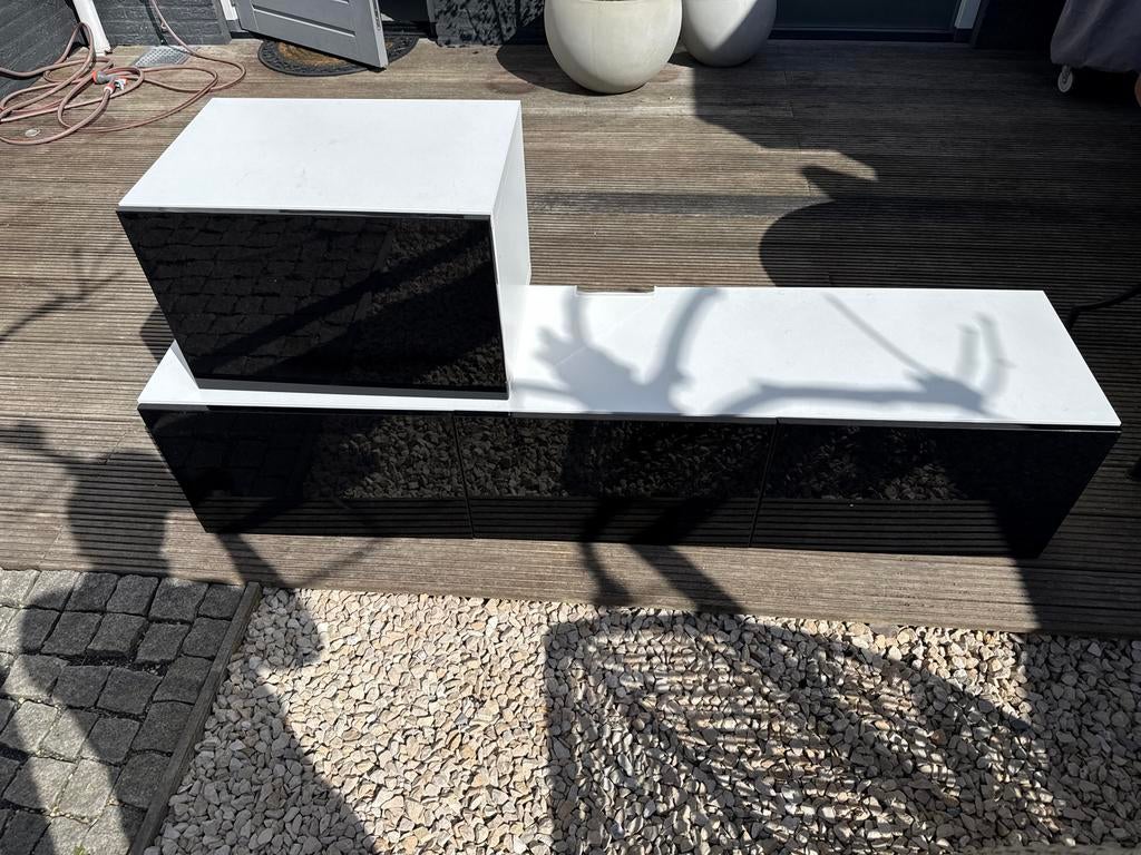 MOET WEG!!! Moderne witte kast met hoogglans zwarte deuren