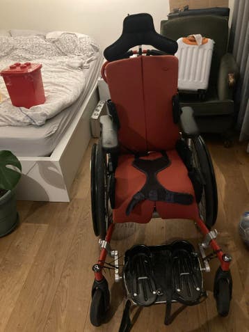 Rolstoel voor kind van 10 tot 15 jaar.