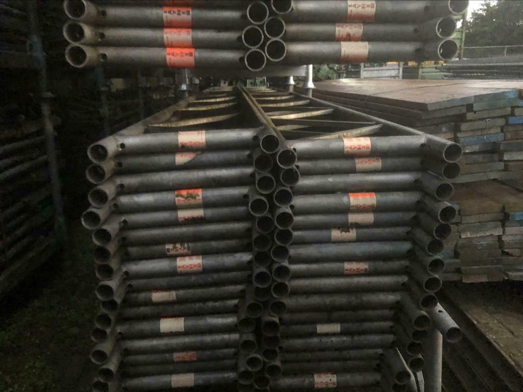 Tralieligger 6m . Layher allround tralie liggers Z.G.N, Ophalen of Verzenden, Zo goed als nieuw