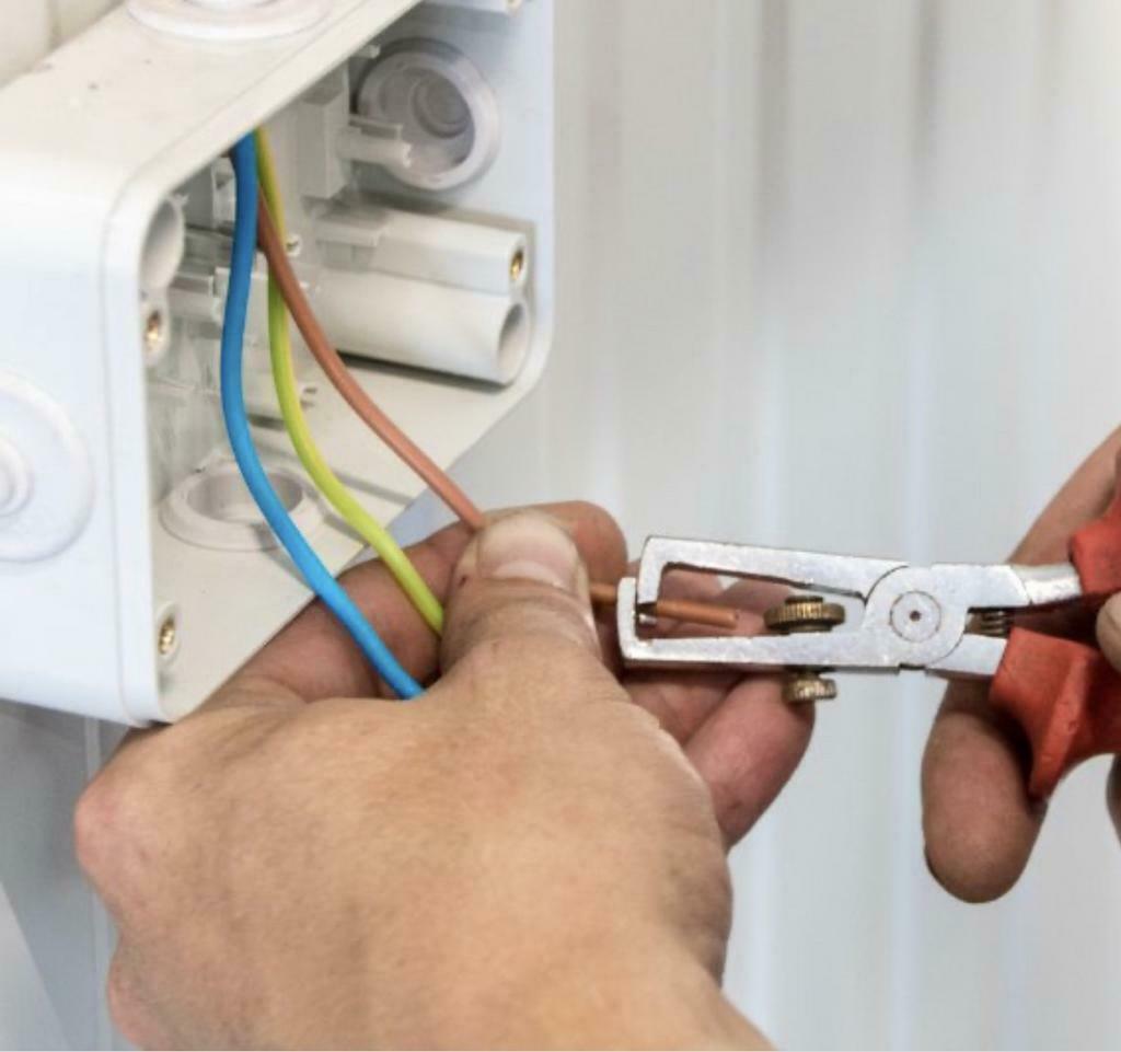 Electricien installatie muur frezen stopcontact keukens verb, Diensten en Vakmensen, Elektriciens