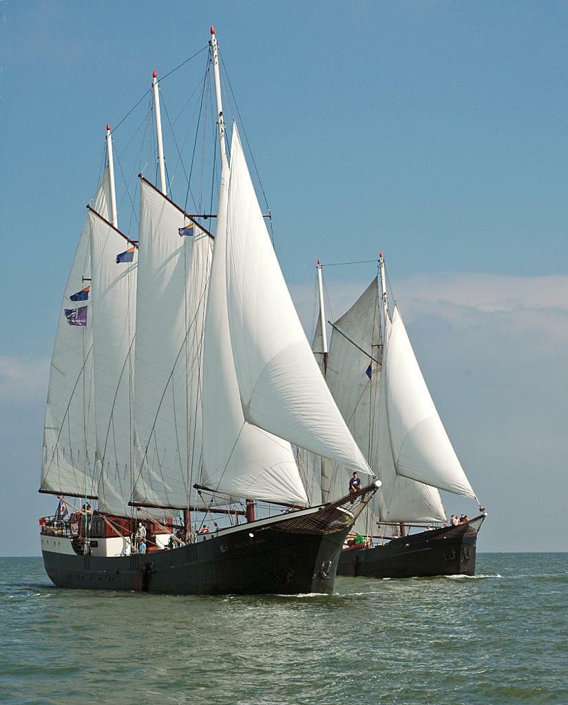 Zeilen op het IJsselmeer, Met schipper, Party- of Rondvaartboot
