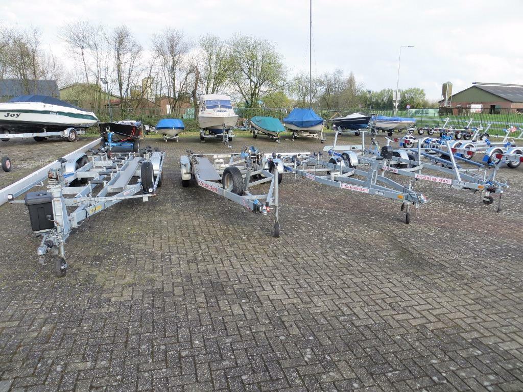 Verhuur boottrailers tot 2700 kg., Watersport en Boten, Boottrailers, Ophalen, Nieuw, Kielboottrailer