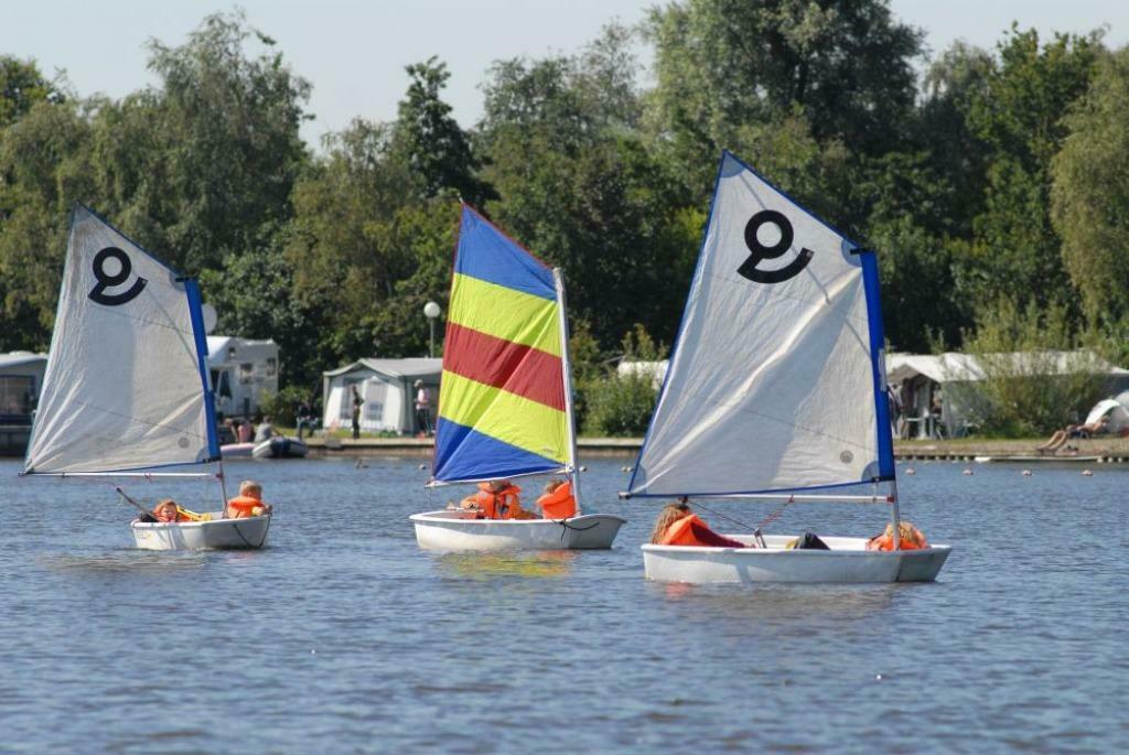 Vakantie Friesland : Kamperen-Bungalows-Caravans-Tenten, Wasmachine, Aan meer of rivier, Recreatiepark