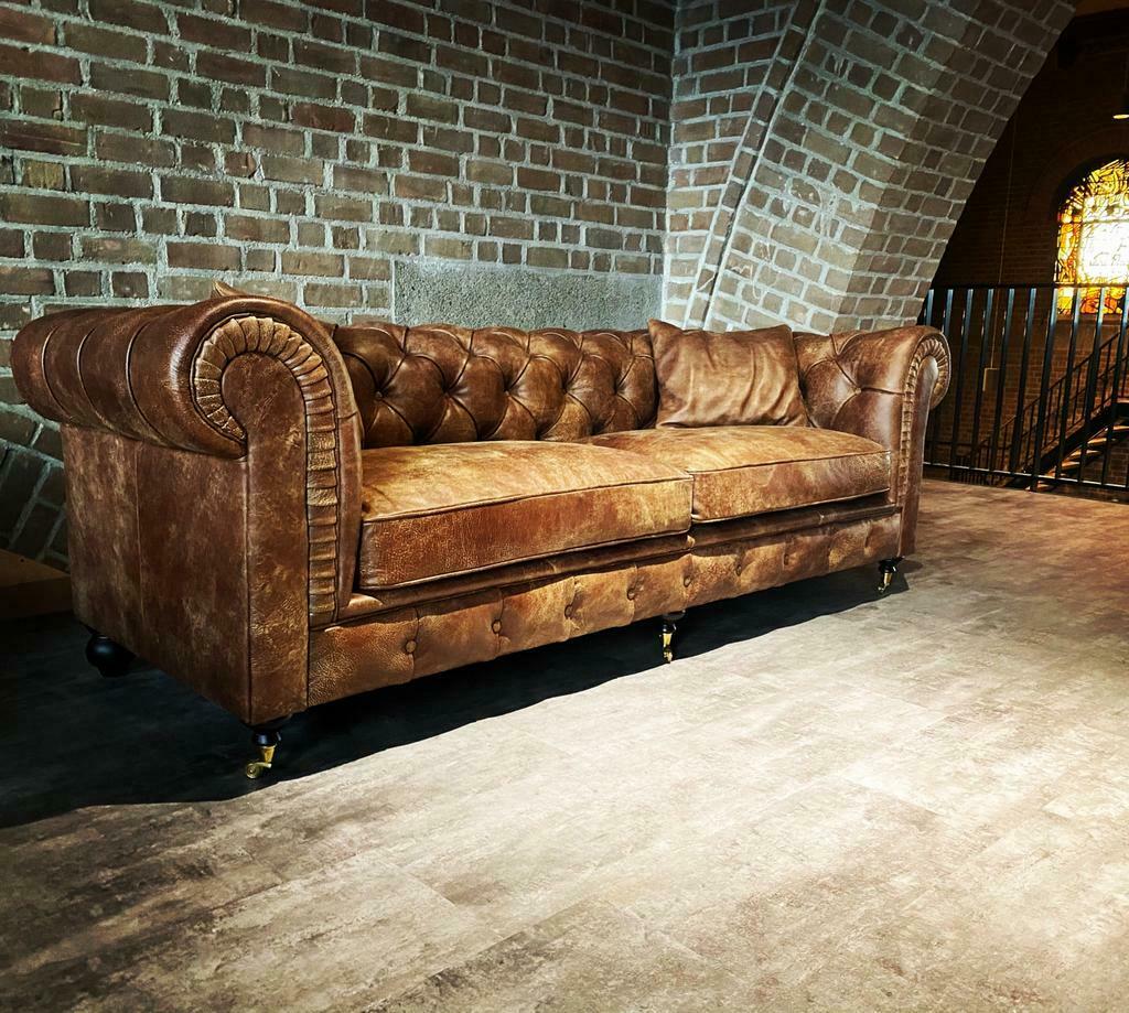 Robuuste chesterfield in oersterk africa leder tabac nieuw, Hogelandsingel 49, Info@mokana.nl, Nieuw, Ophalen of Verzenden