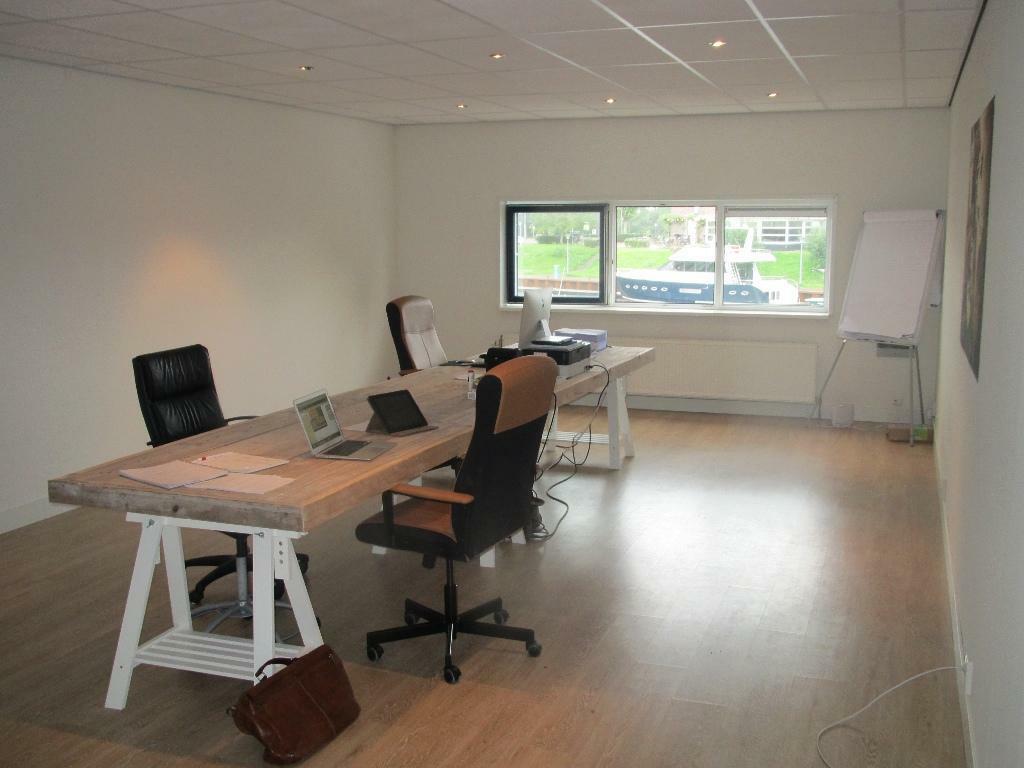 Kantoor van 50 m2 met uitzicht op de Haven van Huizen !, Zakelijke goederen, 50 m², Huur, Kantoorruimte