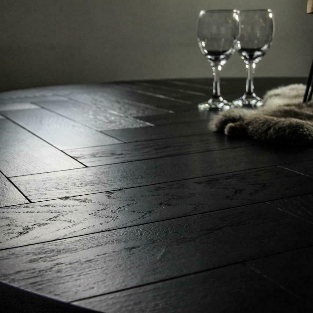 Modern ronde zwarte visgraat tafel maatwerk, Huis en Inrichting, Tafels | Eettafels, Ophalen of Verzenden, Nieuw, Rond, Modern