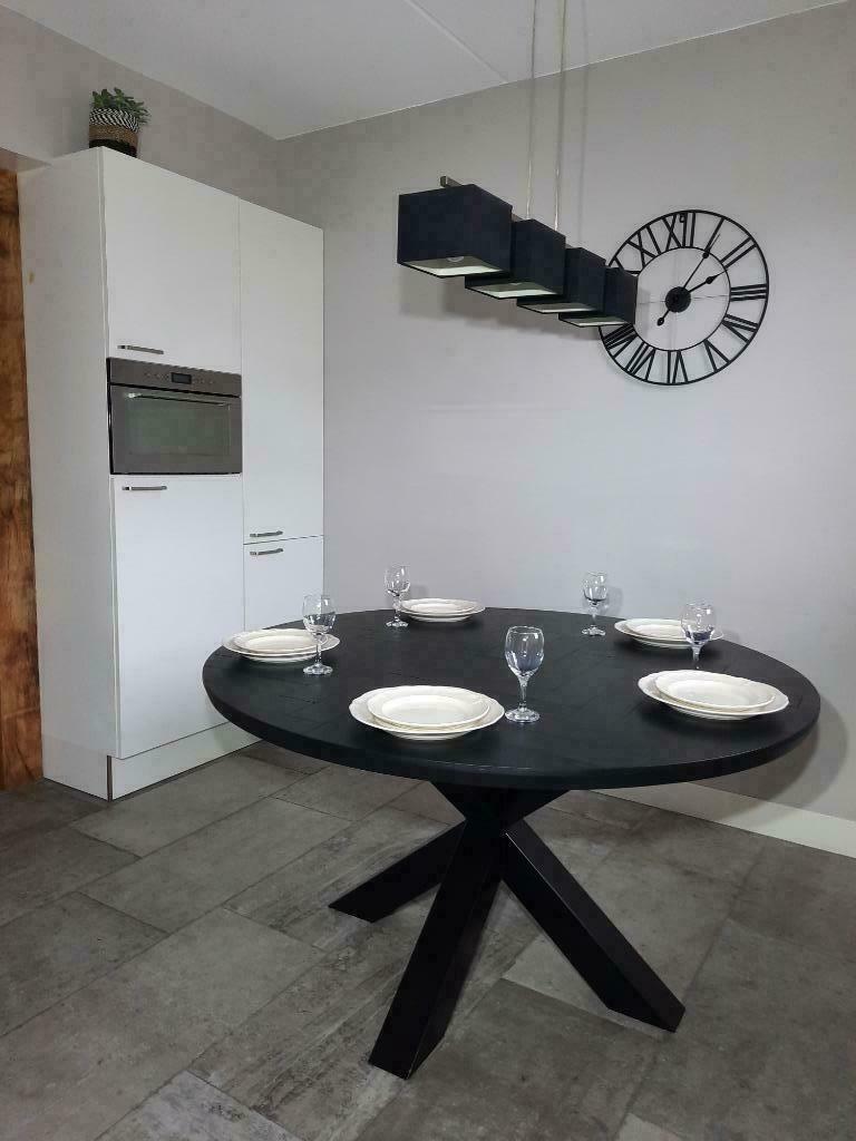 Modern ronde zwarte visgraat tafel maatwerk, Huis en Inrichting, Tafels | Eettafels, Ophalen of Verzenden, Nieuw, Rond, Modern