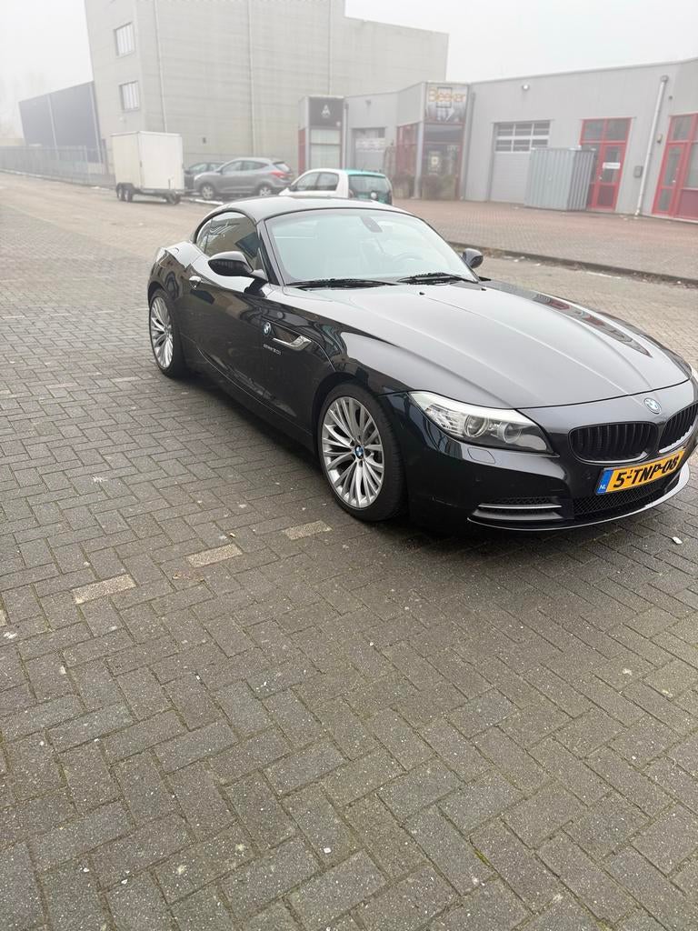 BMW Z4 3.0 Roadster 30I 2009 Zwart, Auto's, BMW, Achterwielaandrijving, 75 €/maand, Handgeschakeld, 1390 kg