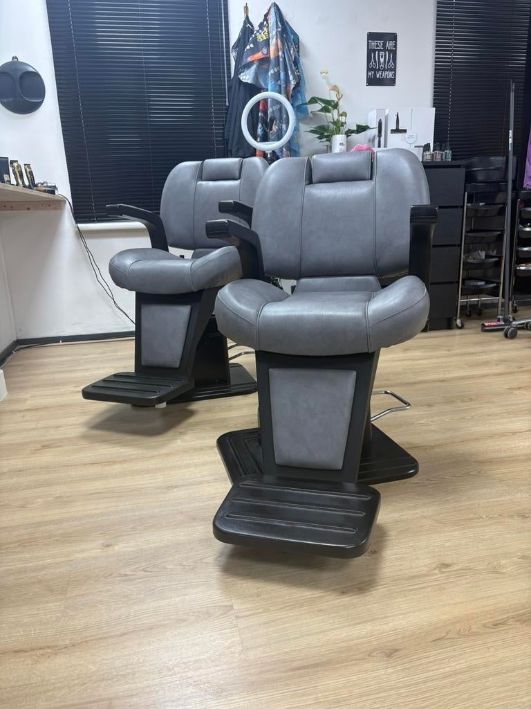 Kappersstoel (barbierstoel), Huis en Inrichting, Stoelen, Ophalen, Overige materialen, Twee, Zo goed als nieuw