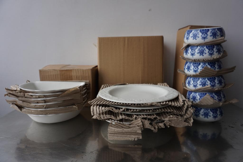 KLM artikelen borden schalen en cups 18 stuks Marcel Wanders, Nieuw, Ophalen of Verzenden, Bord(en), Overige stijlen