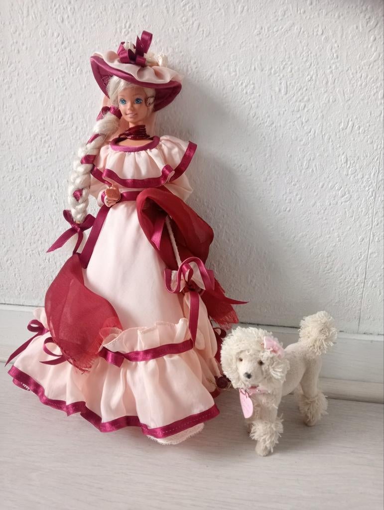 Franse haute couture Barbie incl kleding, hoedje parasol, Verzamelen, Poppen, Ophalen of Verzenden, Zo goed als nieuw, Kleertjes