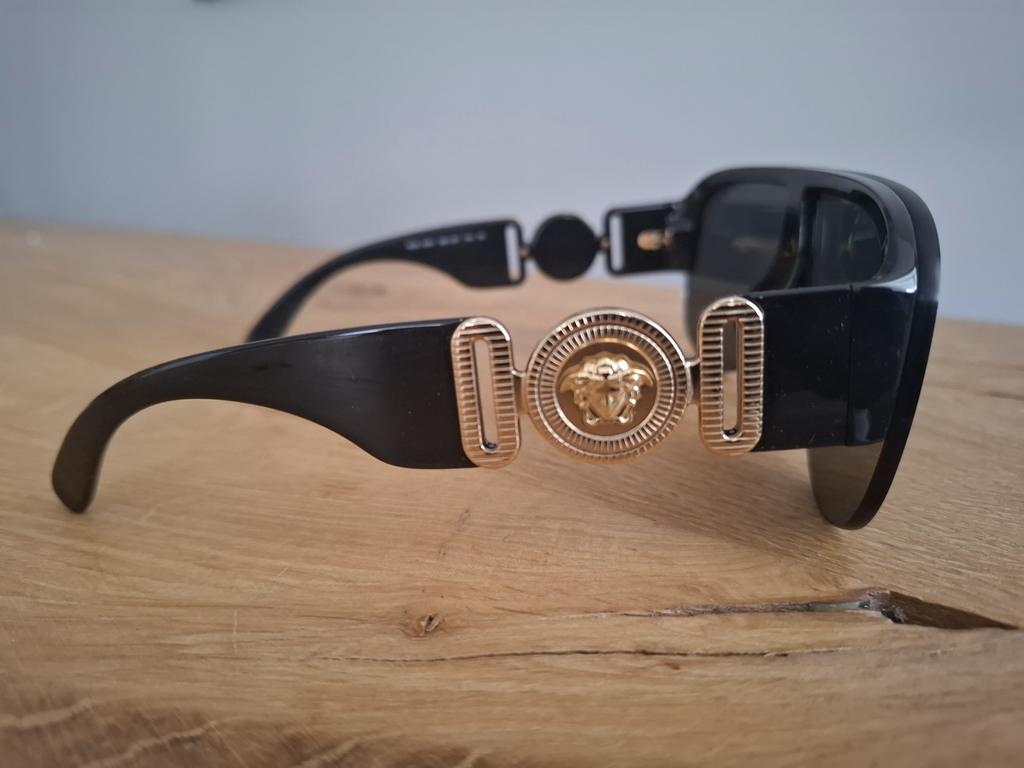 Versace Zonnebril - Stijlvol en Elegant, Ophalen of Verzenden, Zo goed als nieuw, Zwart