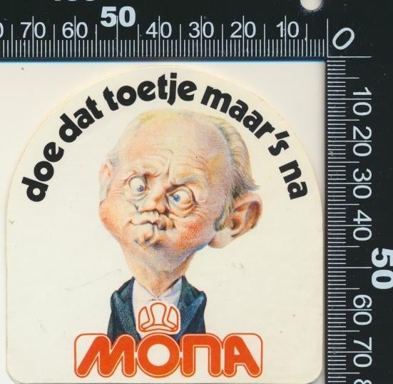 Sticker: Mona - Doe dat toetje maar eens na (2), Verzenden, Zo goed als nieuw, Bedrijf of Vereniging