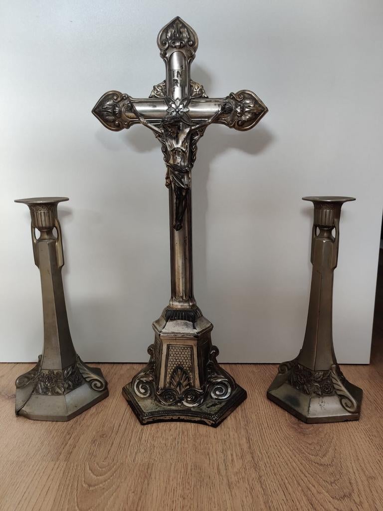 Crucifix met twee bijbehorende kandelaars van tin., Antiek en Kunst, Antiek | Religie, Ophalen