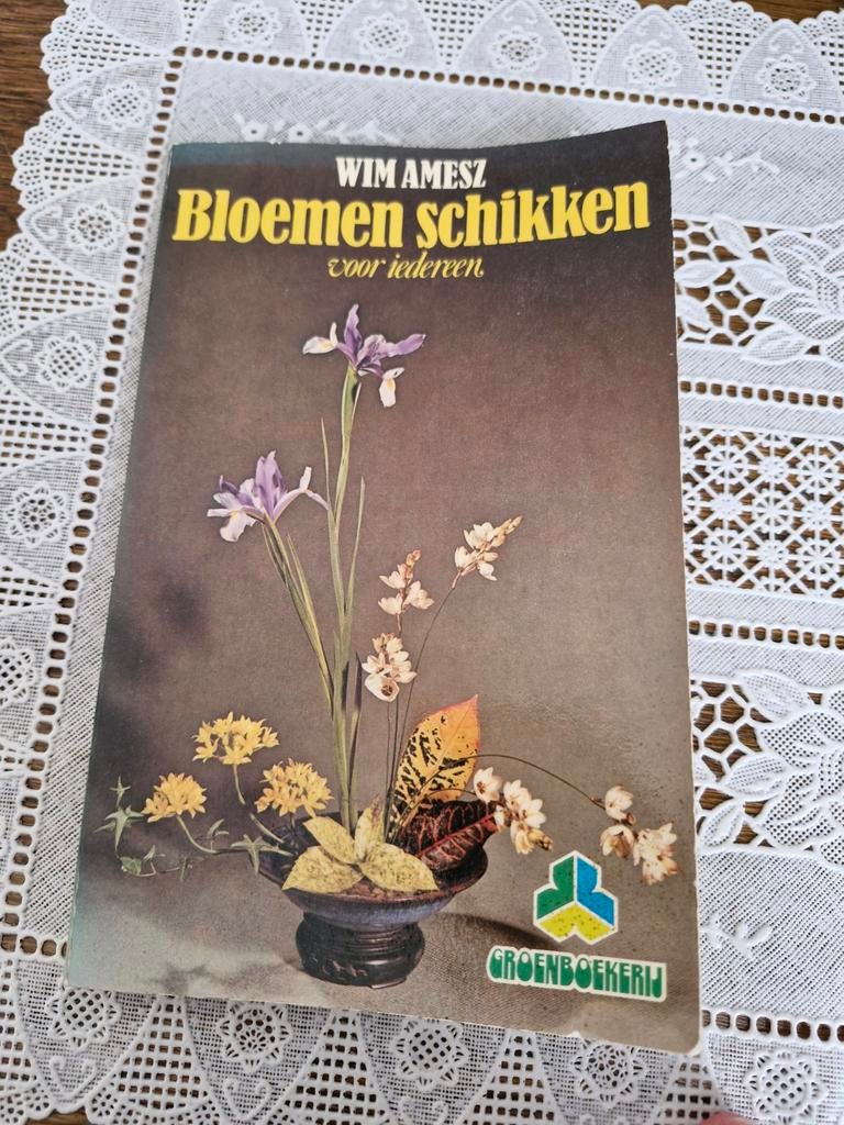 Vintage Boek - Bloemen schikken voor iedereen (Wim Amesz), Boeken, Ophalen of Verzenden, Gelezen, Overige onderwerpen