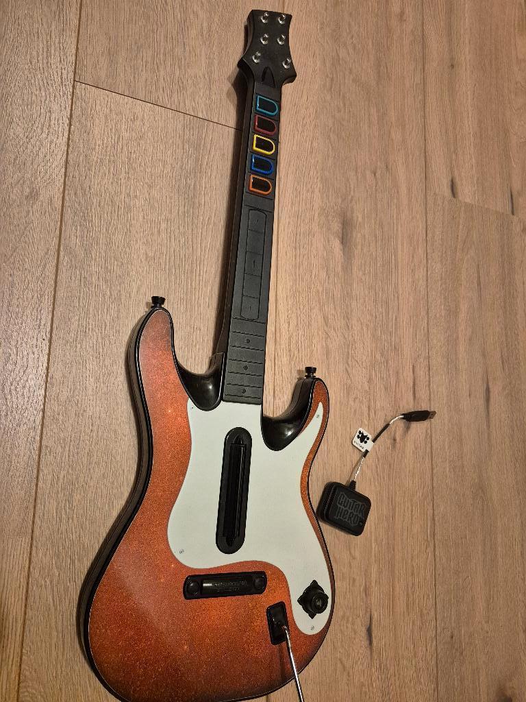 Guitar Hero gitaar PS3 Met Dongle, Spelcomputers en Games, Ophalen, Gitaar, Drumstel of Dj-set, PlayStation 3, Zo goed als nieuw