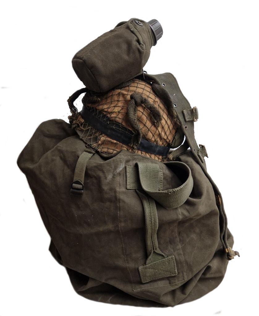 Soldaten helm, koppel en drinkfles, plunjebaal, Ophalen of Verzenden, Landmacht, Nederland, Helm of Baret