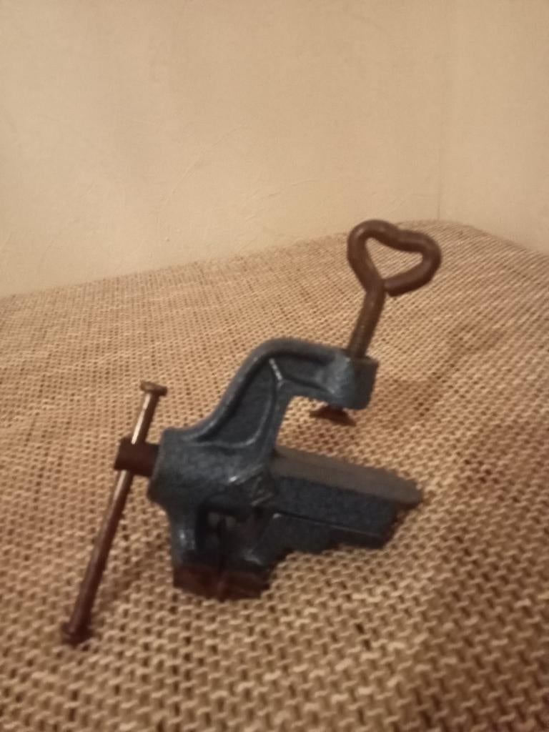 Kleine bankschroef - 13x16 cm, Ophalen of Verzenden, Gebruikt