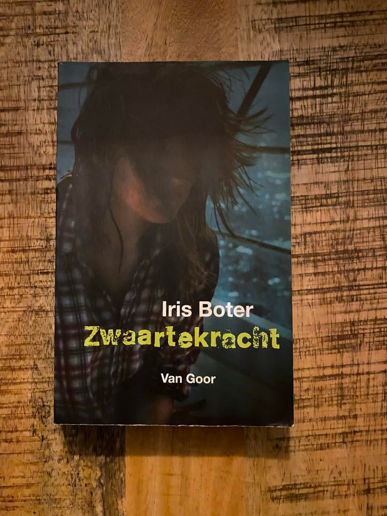 Zwaartekracht - Iris Boter, Boeken, Ophalen of Verzenden, Zo goed als nieuw, Nederland