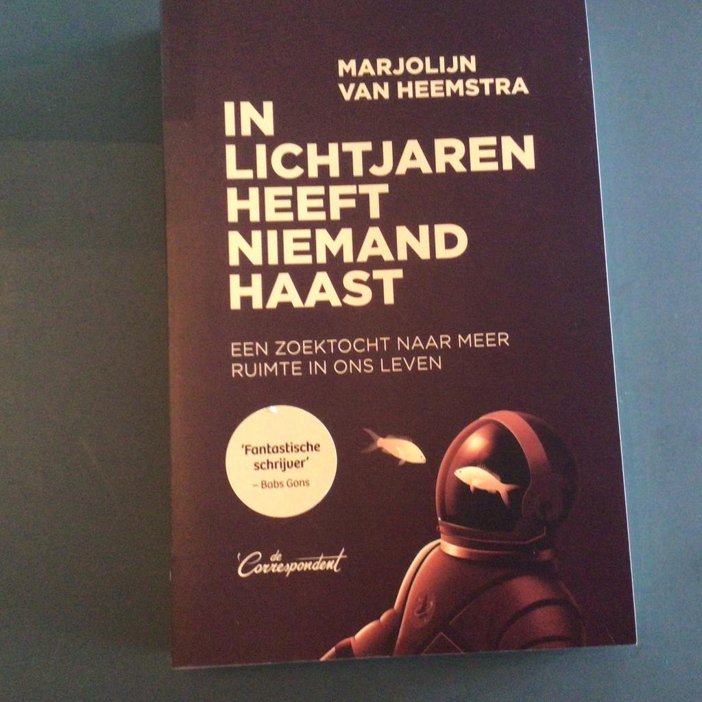 Marjolijn van Heemstra - In lichtjaren heeft niemand haast, Ophalen of Verzenden, Zo goed als nieuw, Marjolijn van Heemstra