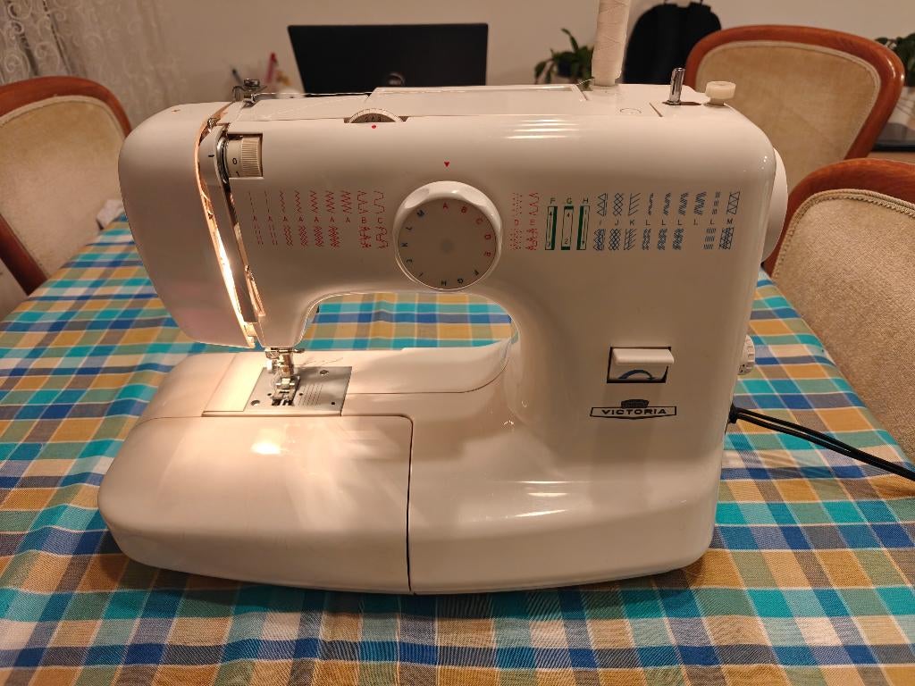 Victoria 270B, Hobby en Vrije tijd, Naaimachines en Toebehoren, Ophalen, Gebruikt, Naaimachine, Overige merken