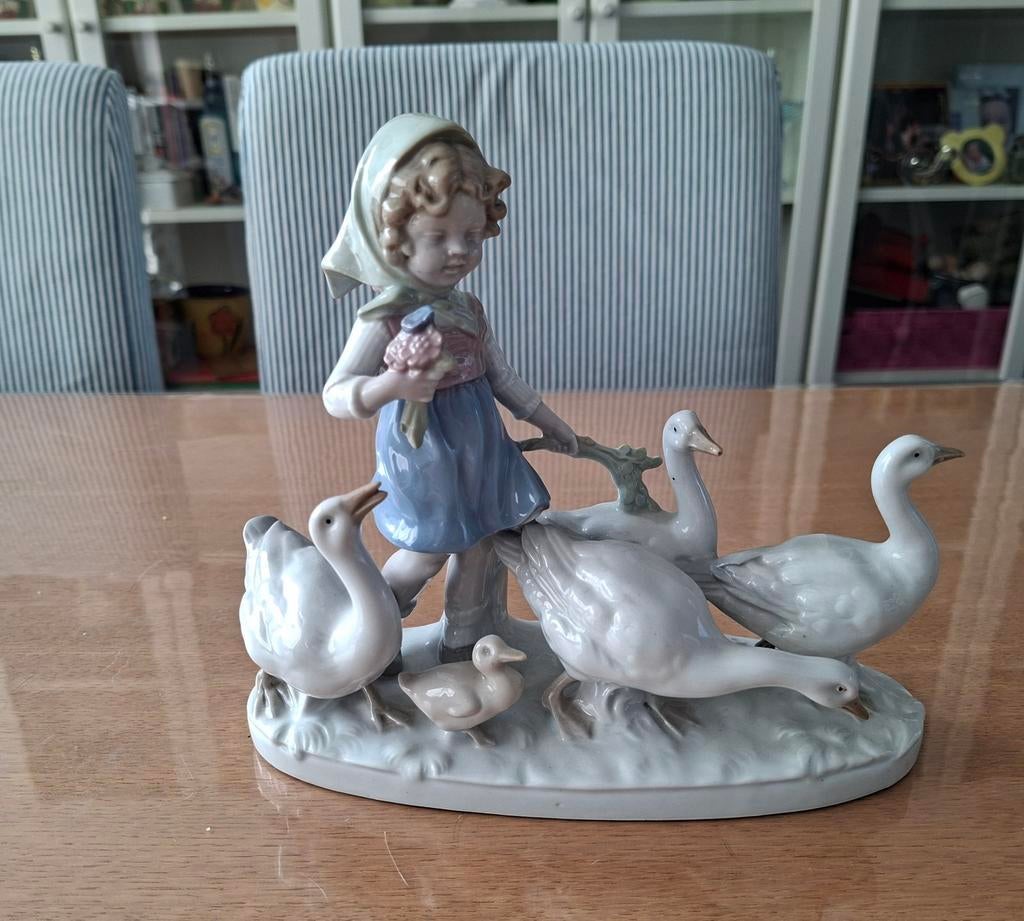 Beeldje  porselein Carl Scheidig meisje met ganzen, Ophalen, Zo goed als nieuw, Mens