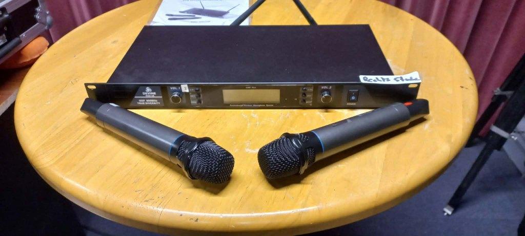 Devine dubbele draadloze microfoon. 1 microfoon defect ., Ophalen of Verzenden, Gebruikt, Zangmicrofoon, Draadloos