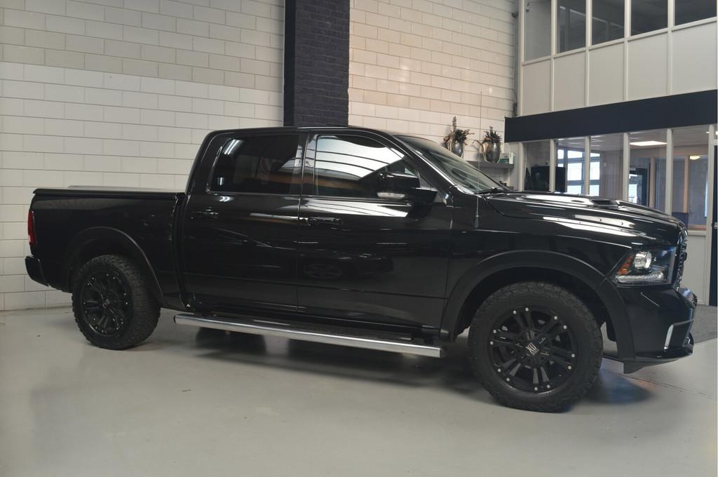 Dodge Ram 1500 5.7 V8 4x4 Quad Cab 6'4 Sport // LEDER // NAV, Auto's, Automaat, Gebruikt, Zwart, Bedrijf