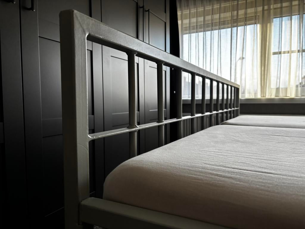 Groot stalen frame bed, 180x220cm, Ophalen, Gevangenis, Gebruikt, Tweepersoons