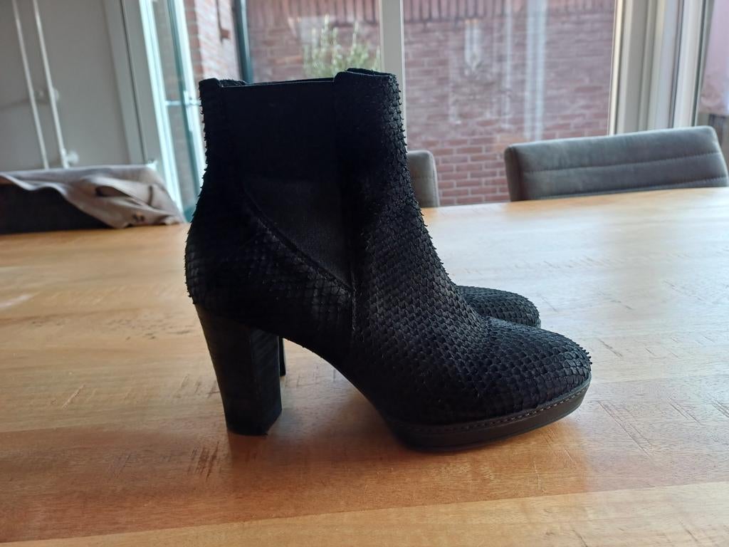 Via Vai Enkellaarsjes met hak - Zwart suede, maat 37, Ophalen of Verzenden, Zo goed als nieuw, Zwart