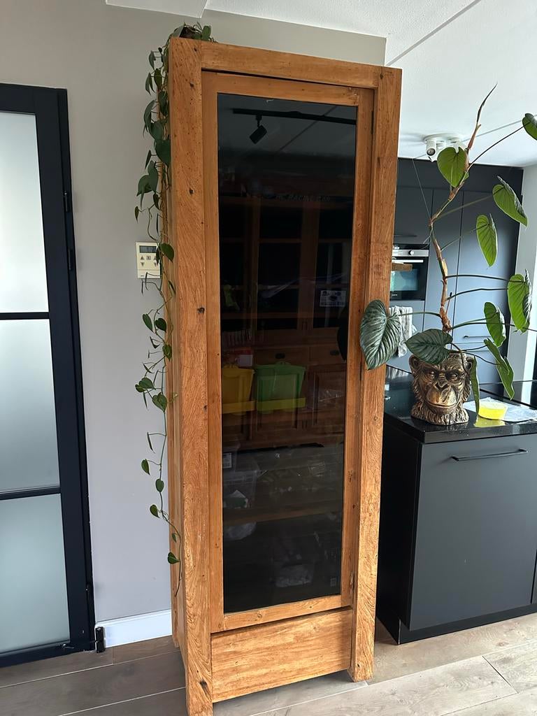 De Troubadour vitrinekast 215x70x45 - Robuust en Stijlvol, Ophalen, Gebruikt, Met deur(en), 200 cm of meer