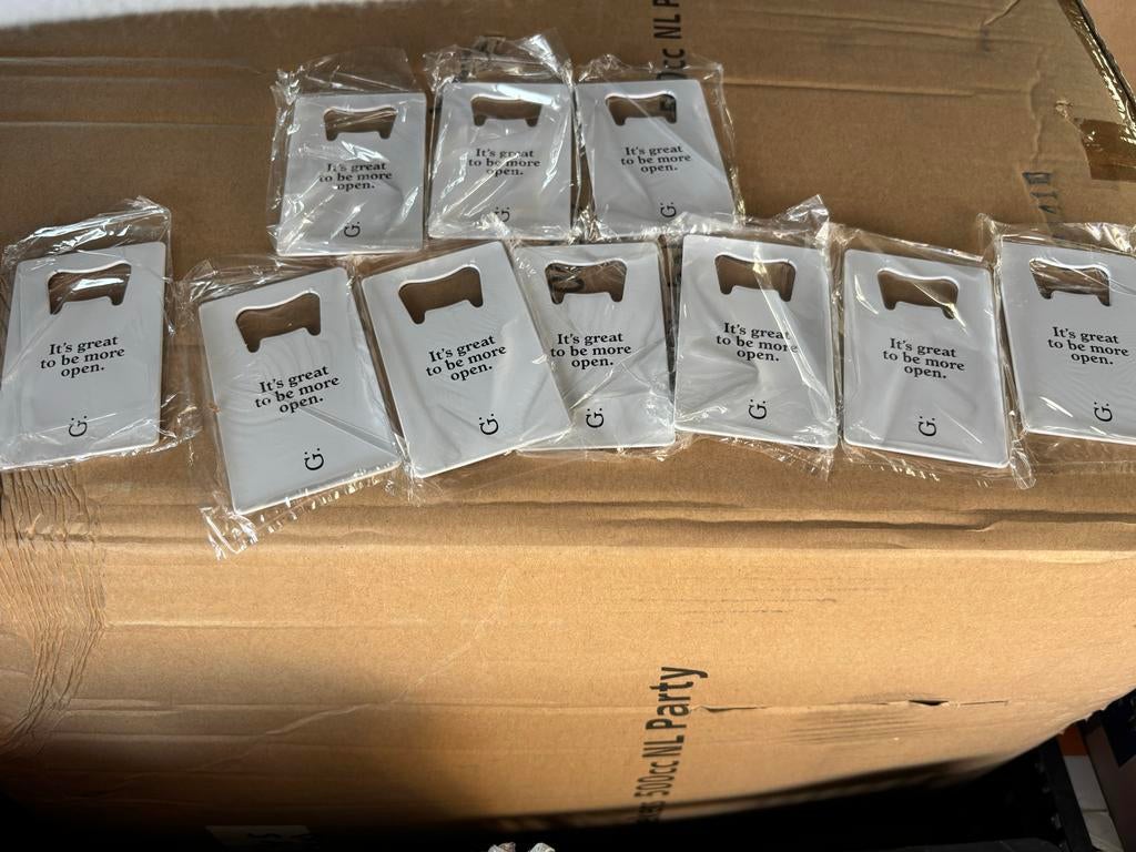 Flessenopeners bieropener met tekst vorm van een pasje,, Huis en Inrichting, Keuken | Keukenbenodigdheden, Nieuw, Overige typen