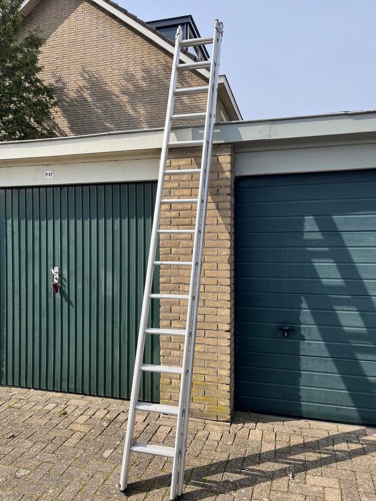 Rechte aluminium ladder, Doe-het-zelf en Verbouw, Ladders en Trappen, Ophalen, Gebruikt, 4 meter of meer