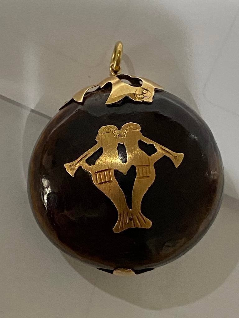 Grote koeienoog afgewerkt met 14 karaats goud, Ophalen of Verzenden