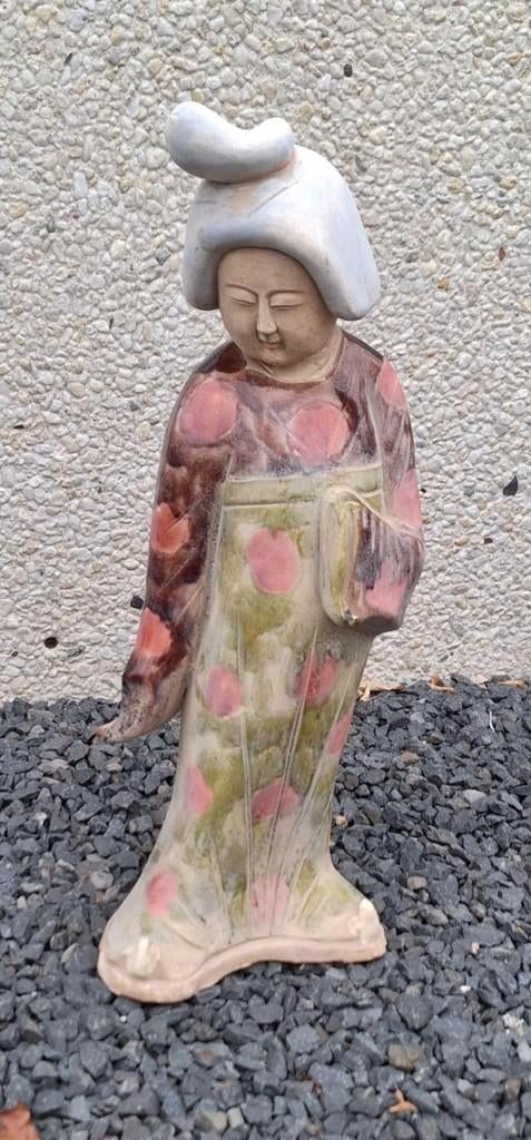 Oud Japans keramisch beeld in traditionele kleding., Ophalen