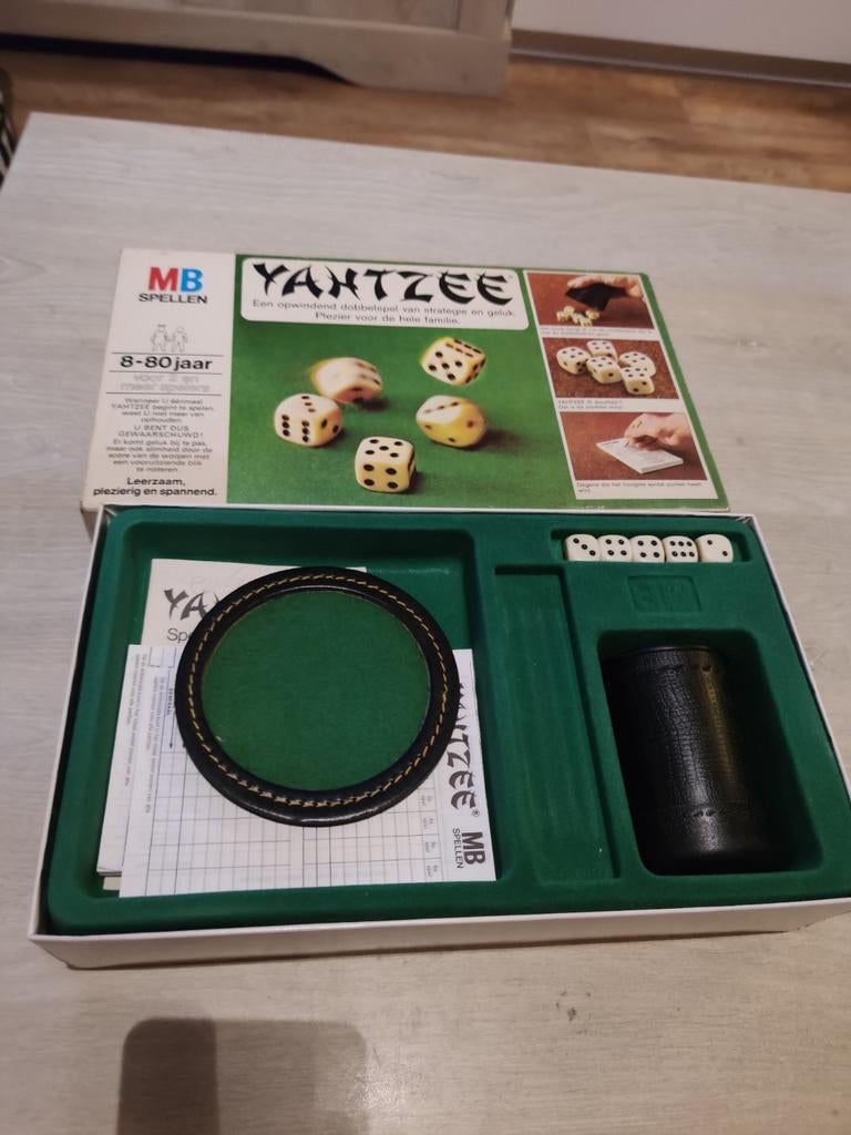 Vintage Yahtzee dobbelspel van MB Spellen, Ophalen of Verzenden, Consumercare@hasbro.nl, Vijf spelers of meer, Gebruikt